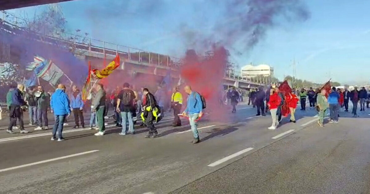 Ex Ilva: la protesta dei lavoratori si allarga da Genova a Taranto, blocchi stradali e presidi a oltranza Ex Ilva: la protesta dei lavoratori si allarga da Genova a Taranto, blocchi stradali e presidi a oltranza