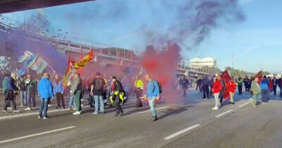 Copertina di Ilva, la protesta degli operai continua. Urso prova a dividerli: convoca tavolo solo con i siti del Nord. Poi fa marcia indietro