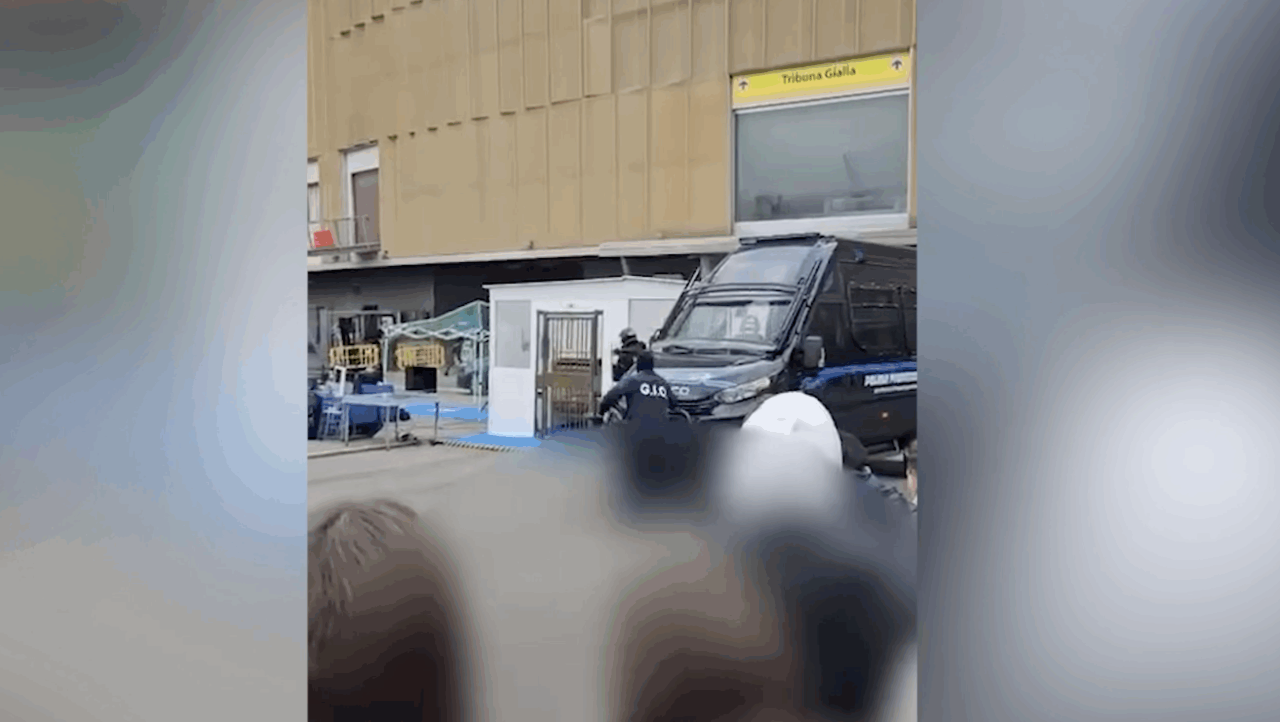 Biella, incidente all’orientamento per studenti: furgone della penitenziaria sfugge al controllo durante una dimostrazione