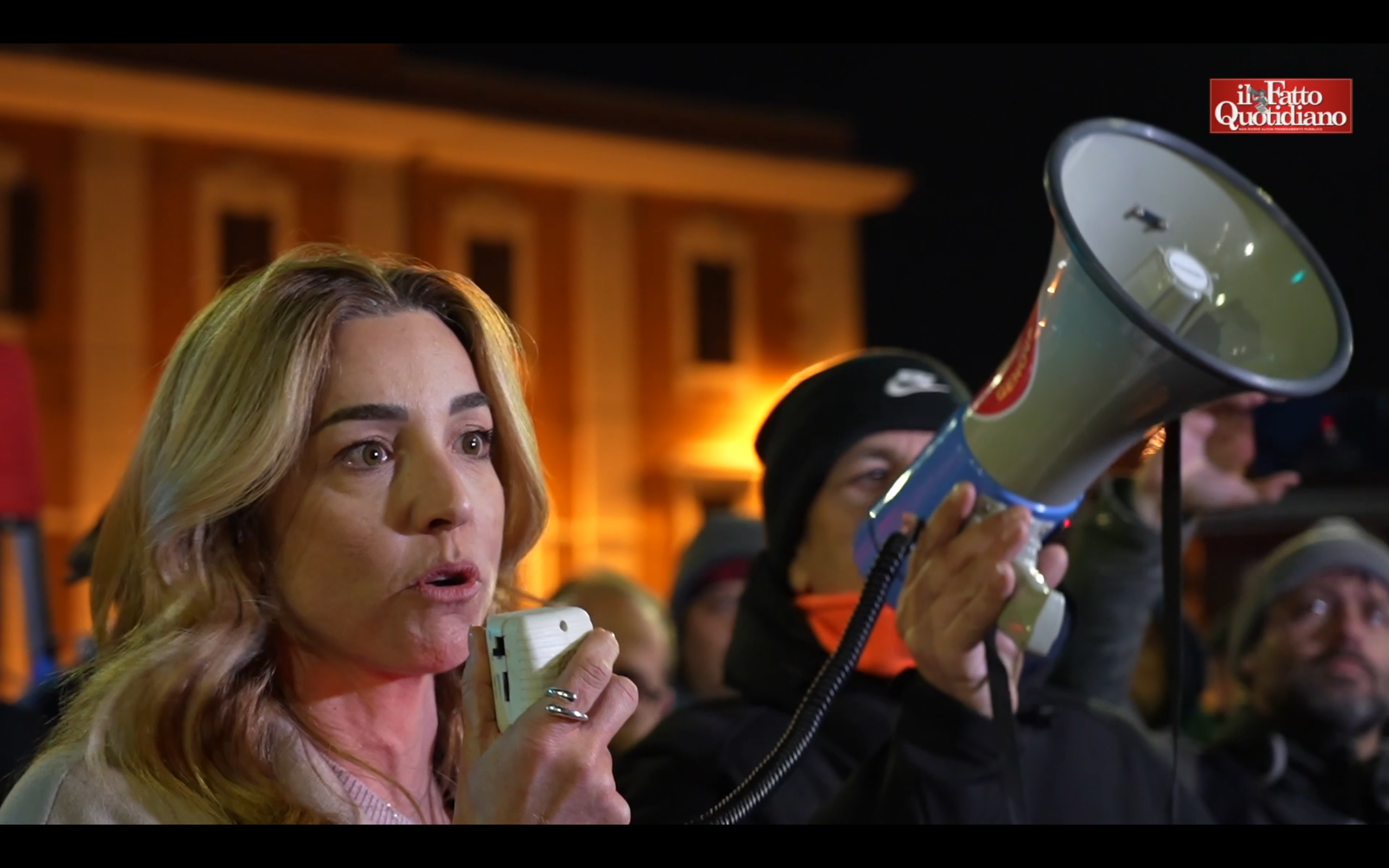 Sciopero all’ex Ilva di Genova, Salis e Bucci raggiungono i lavoratori: “Urso venga qui”. E gli operai dormono in strada – Video “