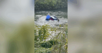 Copertina di Padova, finisce nel canale con l’auto e vi rimane intrappolato: il salvataggio eroico di due passanti – Video