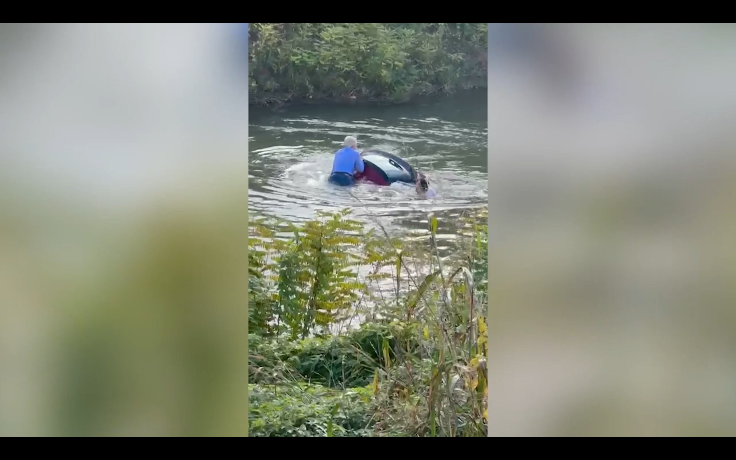 Padova, finisce nel canale con l’auto e vi rimane intrappolato: il salvataggio eroico di due passanti – Video