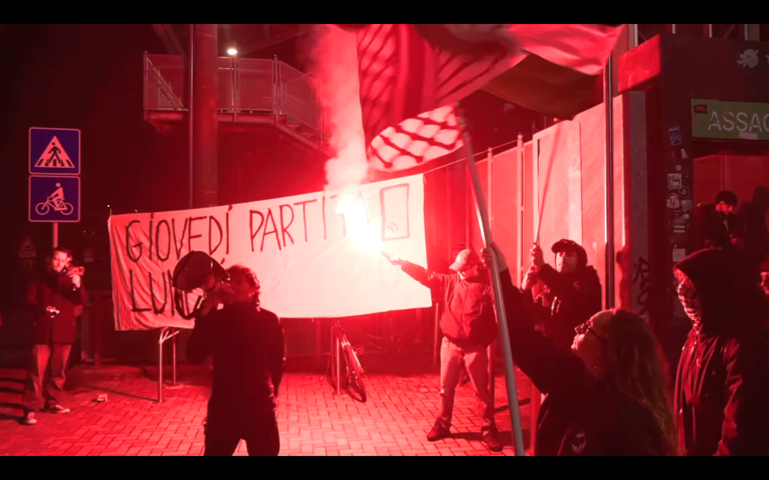 Olimpia Milano Hapoel Tel Aviv, la protesta davanti al Forum contro la squadra israeliana: “Oggi partita, gli altri giorni genocidio”