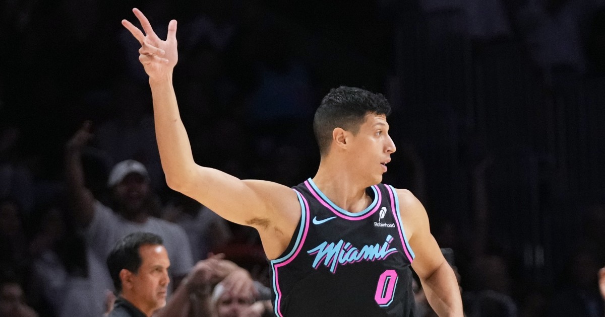 “Three mone!”: gaffe involontaria di un telecronista americano sul nome di Fontecchio. Lui scherza: “Non ditelo ai pugliesi” | Video “Three mone!”: gaffe involontaria di un telecronista americano sul nome di Fontecchio. Lui scherza: “Non ditelo ai pugliesi” | Video