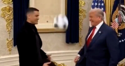 Copertina di Trump e Ronaldo giocano a calcio nello studio ovale (ma quasi non toccano palla): il video fatto con l’Ai dal presidente Usa