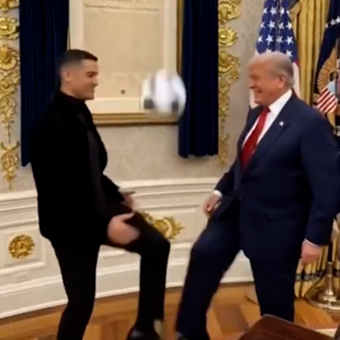 Trump e Ronaldo giocano a calcio nello studio ovale (ma quasi non toccano palla): il video fatto con l’Ai dal presidente Usa