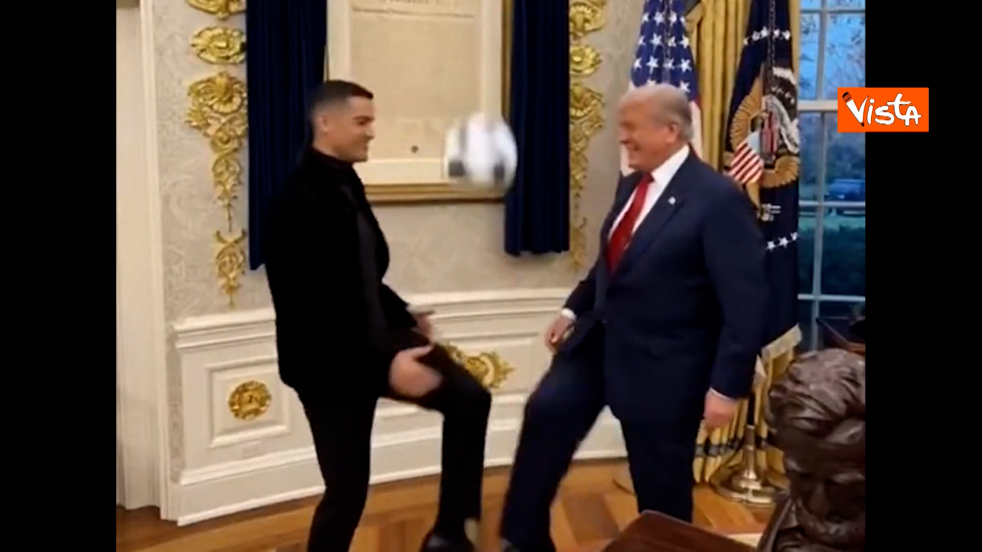 trump e ronaldo giocano a calcio nello studio ovale ma quasi non toccano palla il video fatto con l8217ai dal presidente usa