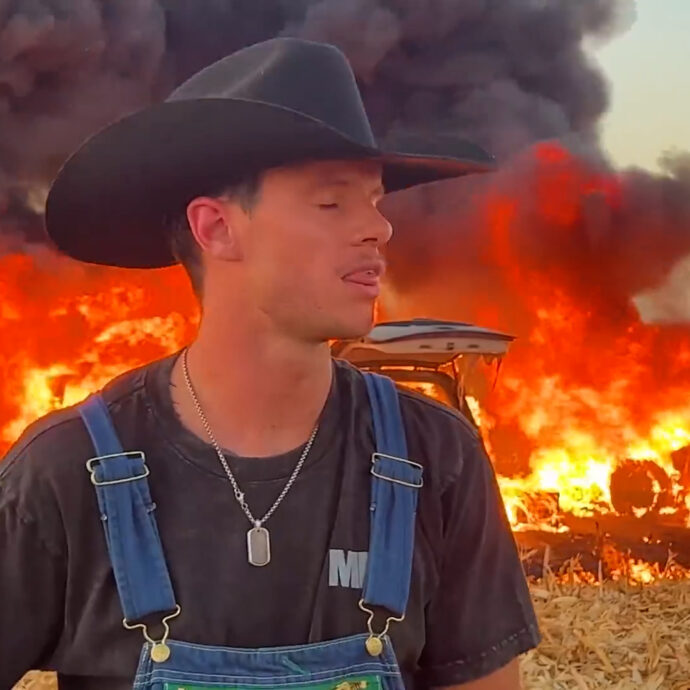 Incendia una Ferrari da 400mila dollari: arrestato Youtuber con milioni di visualizzazioni – Video