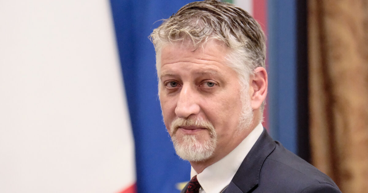 si 232 dimesso il capoufficio stampa del ministro giuli ha usato la mail del dicastero per fare campagna elettorale sul voto in campania