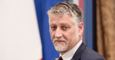 Copertina di Si è dimesso il capoufficio stampa del ministro Giuli: ha usato la mail del dicastero per fare campagna elettorale sul voto in Campania