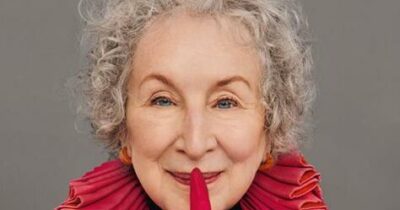 Copertina di La vita segreta di Margaret Atwood: “Sono una creatura liminale, una sorta di Baba Jaga ora benevola ora ostile”. Il memoir della scrittrice de “Il racconto dell’ancella”