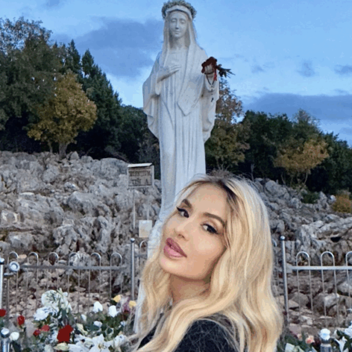 “Solo un miracolo può farmi fare pace con mia madre”: Valeria Marini va in pellegrinaggio a Medjugorje con Paolo Brosio