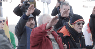 Copertina di Spagna, saluti romani e canti: gruppo di nostalgici del regime si raduna sulla tomba di Francisco Franco