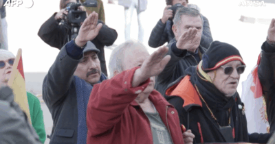 Copertina di Spagna, saluti romani e canti: gruppo di nostalgici del regime si raduna sulla tomba di Francisco Franco