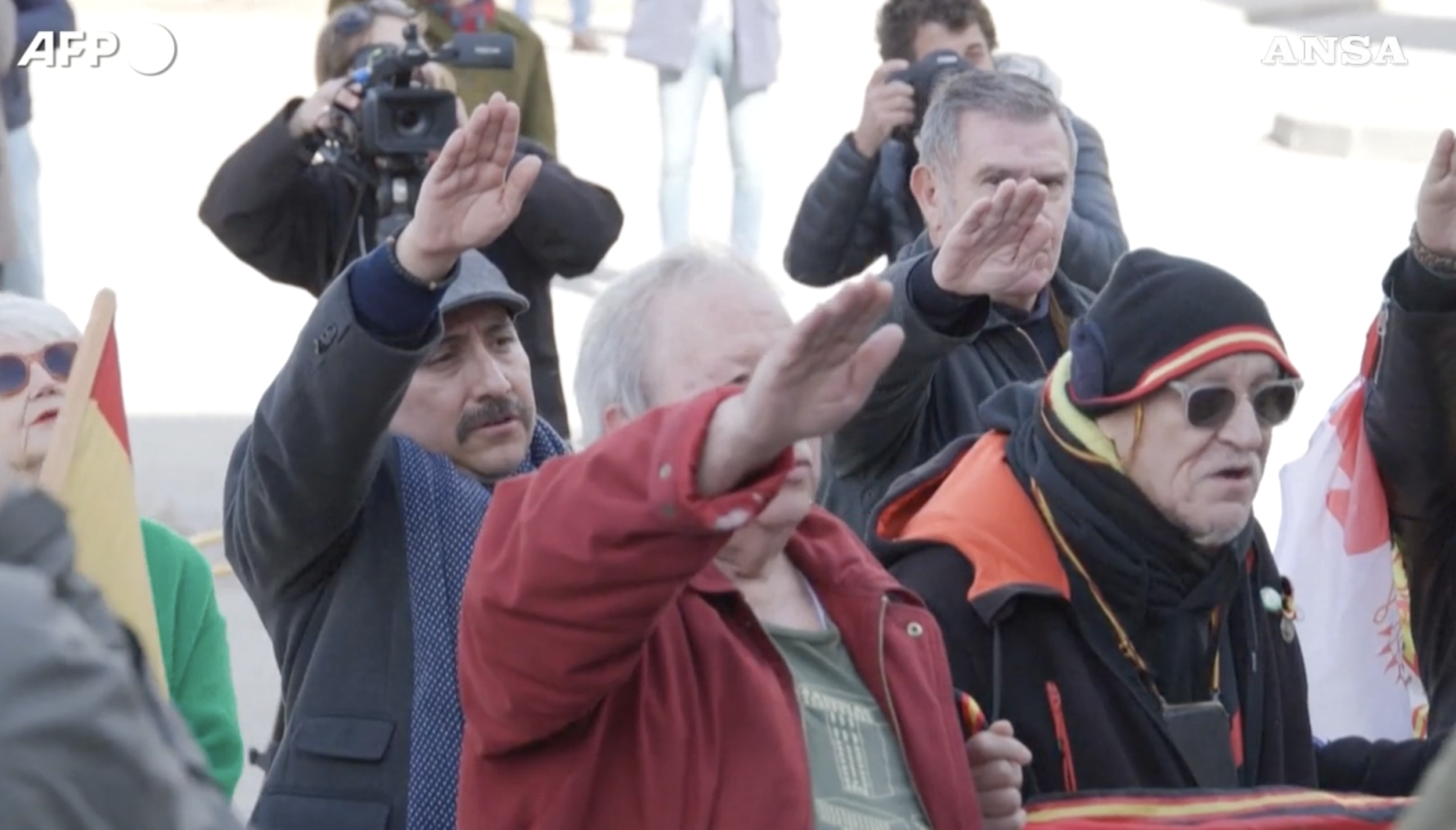 spagna saluti romani e canti gruppo di nostalgici del regime si raduna sulla tomba di francisco franco