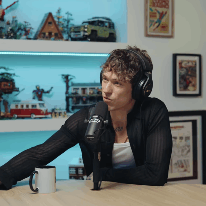 Irama: “Non voglio fare lo stro**o né l’altezzoso, ma mi vergogno di finire su riviste gossip. Avevo i paparazzi attaccati, mi seguivano anche all’estero. Folle”