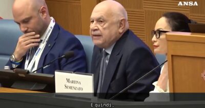 Copertina di “Parità di genere? L’uomo trova sempre una certa resistenza nel suo codice genetico”: ecco cosa ha detto il ministro Nordio – Video