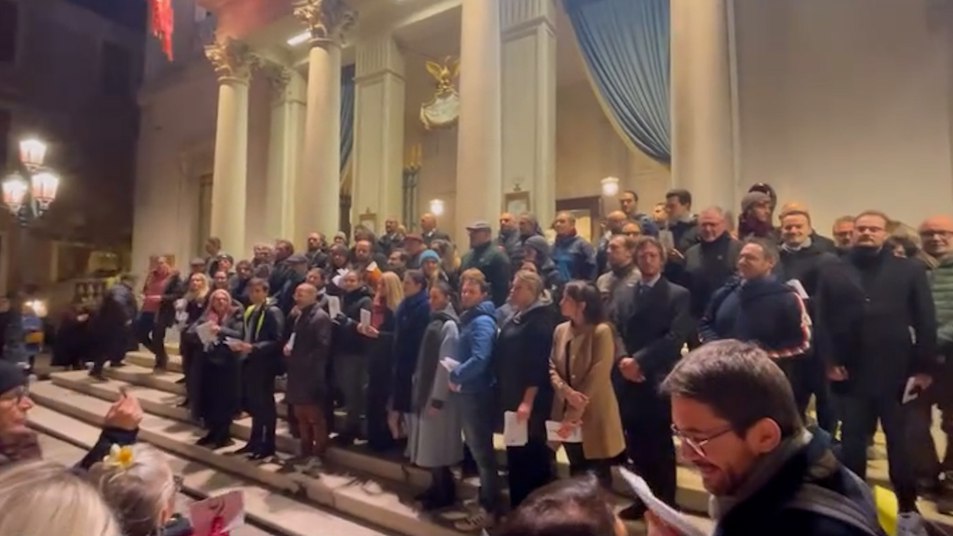 La Fenice, protesta dei lavoratori alla prima: pioggia di volantini in platea contro la nomina di Beatrice Venezi