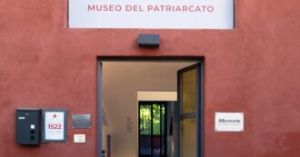 Museo del patriarcato a Roma, dalle buste paga che provano le disparità agli articoli di giornale discriminanti: ecco cosa c’è in mostra