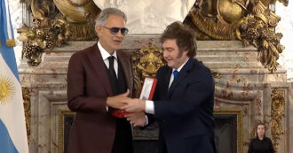 Copertina di Milei tende la mano a Bocelli per stringerla, poi si accorge della gaffe e se la prende da solo – Video