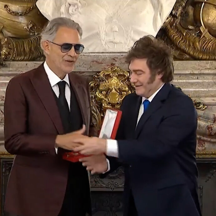 Milei tende la mano a Bocelli per stringerla, poi si accorge della gaffe e se la prende da solo – Video
