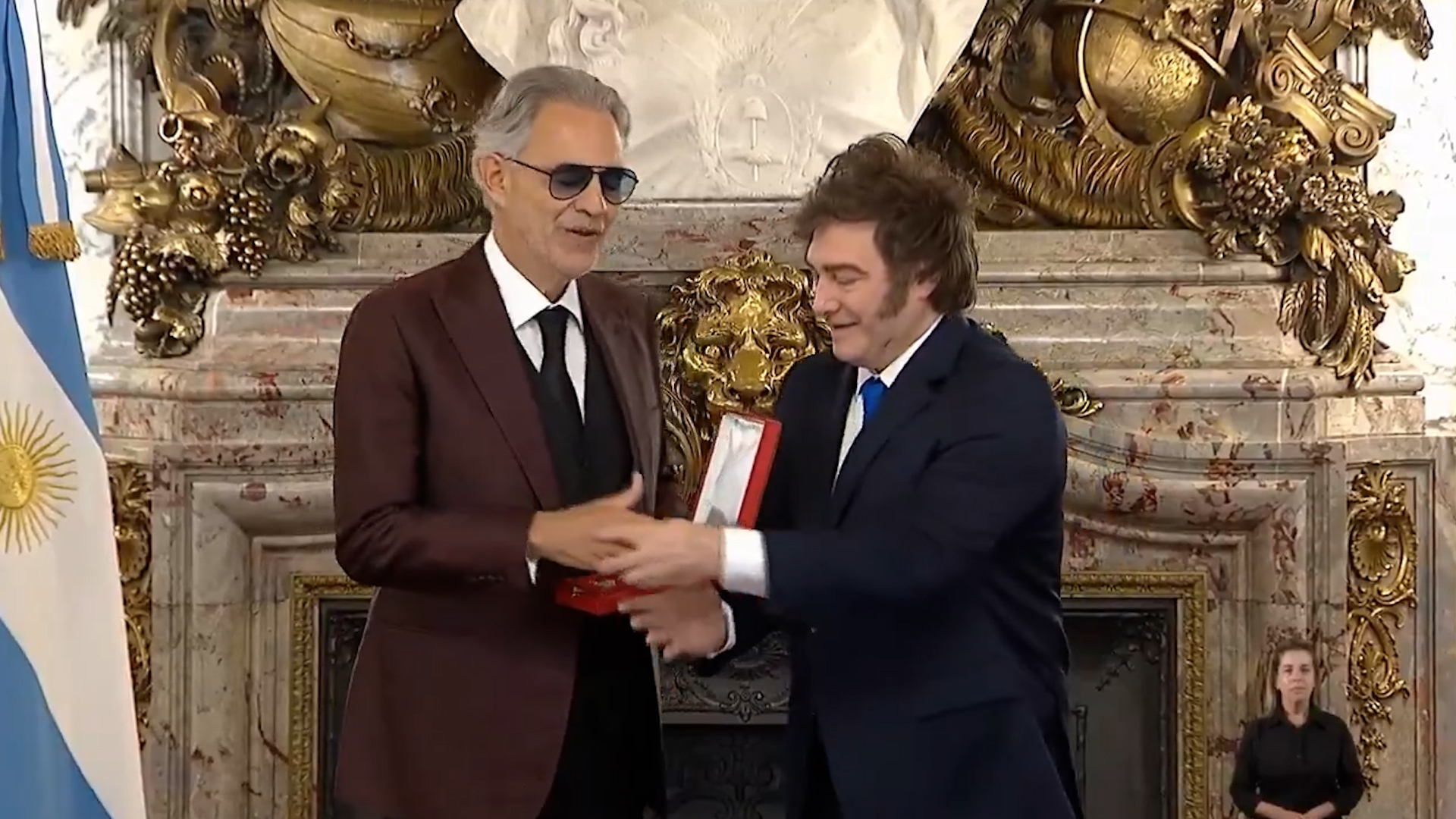 Milei tende la mano a Bocelli per stringerla, poi si accorge della gaffe e se la prende da solo – Video