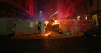Copertina di Guerriglia urbana a Bologna: bombe carta e barricate dei manifestanti pro Palestina durante la partita Virtus-Maccabi. Idranti e carica della polizia