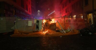 Copertina di Guerriglia urbana a Bologna: bombe carta e barricate dei manifestanti pro Palestina durante la partita Virtus-Maccabi. Idranti e carica della polizia
