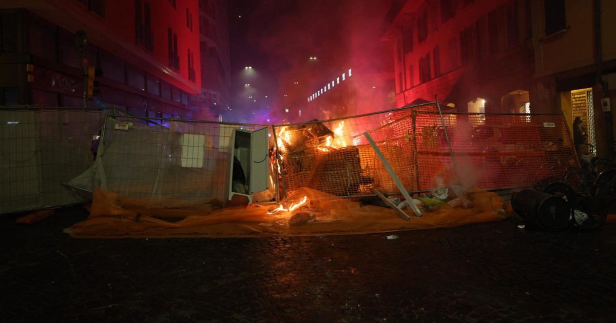 guerriglia urbana a bologna idranti della polizia bombe carta e barricate dei manifestanti pro palestina durante la partita virtus maccabi