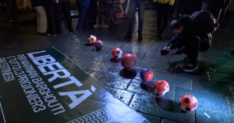 Copertina di Palloni da basket insanguinati e cartellini rossi per Israele, a Bologna il corteo contro il match Virtus-Maccabi: “Non sono i benvenuti”