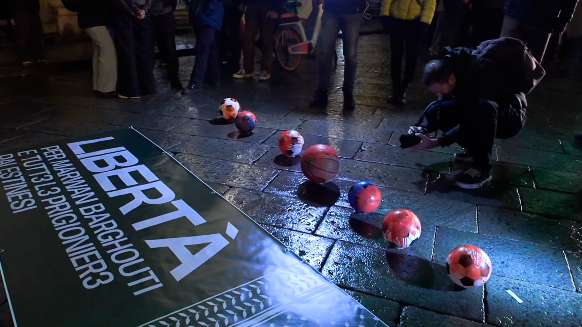 Palloni da basket insanguinati e cartellini rossi per Israele, a Bologna il corteo contro il match Virtus Maccabi: “Non sono i benvenuti” Palloni da basket insanguinati e cartellini rossi per Israele, a Bologna il corteo contro il match Virtus Maccabi: “Non sono i benvenuti”