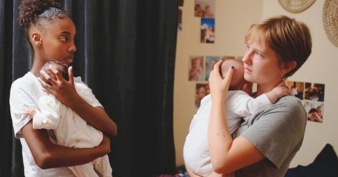 ‘’Giovani madri’’ oggi: ultimo atto di fede, poesia e resistenza. La recensione del film dei Dardenne