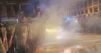 Copertina di Virtus-Maccabi a Bologna, scontri al corteo proPal: bombe carta e idranti contro polizia