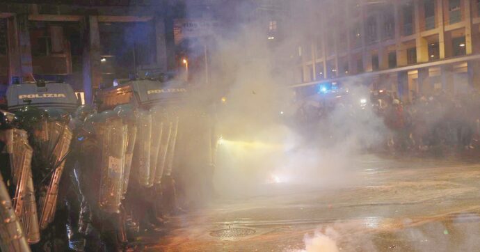 Virtus-Maccabi a Bologna, scontri al corteo proPal: bombe carta e idranti contro polizia