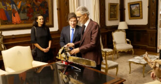 Copertina di Bocelli ospite di Milei, canta Bésame mucho poi il presidente gli fa toccare la motosega dorata – Video