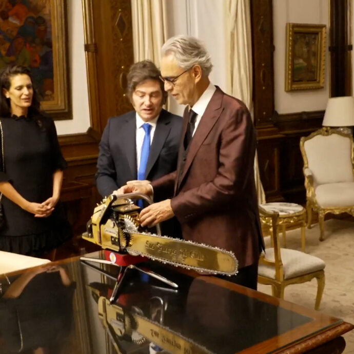 Bocelli ospite di Milei, canta Bésame mucho poi il presidente gli fa toccare la motosega dorata – Video