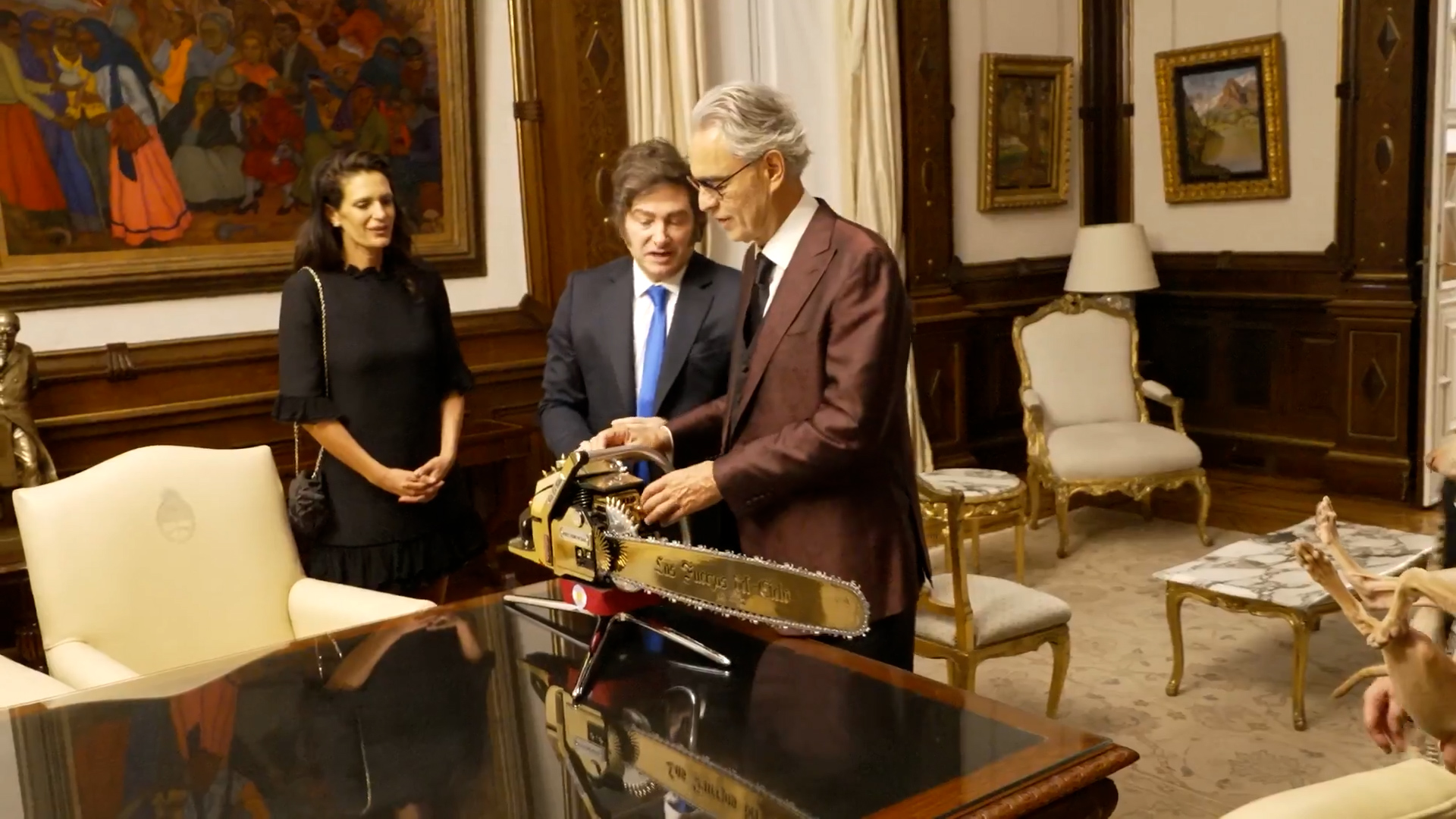 bocelli ospite di milei canta b233same mucho poi il presidente gli fa toccare la motosega dorata 8211 video da Ilfattoquotidiano.it bocelli ospite di milei canta b233same mucho poi il presidente gli fa toccare la motosega dorata 8211 video