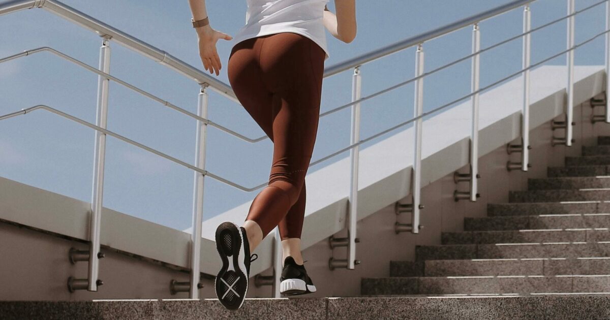 “Conta come cammini, non solo quanti passi fai”: il nuovo studio ribalta il mito dei 10.000 passi e spiega cosa fa davvero bene al cuore