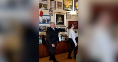 Copertina di Il sindaco di Grosseto tira i capelli e tenta di aggredire una donna: ma è per finta. La singolare dimostrazione nell’ufficio del primo cittadino