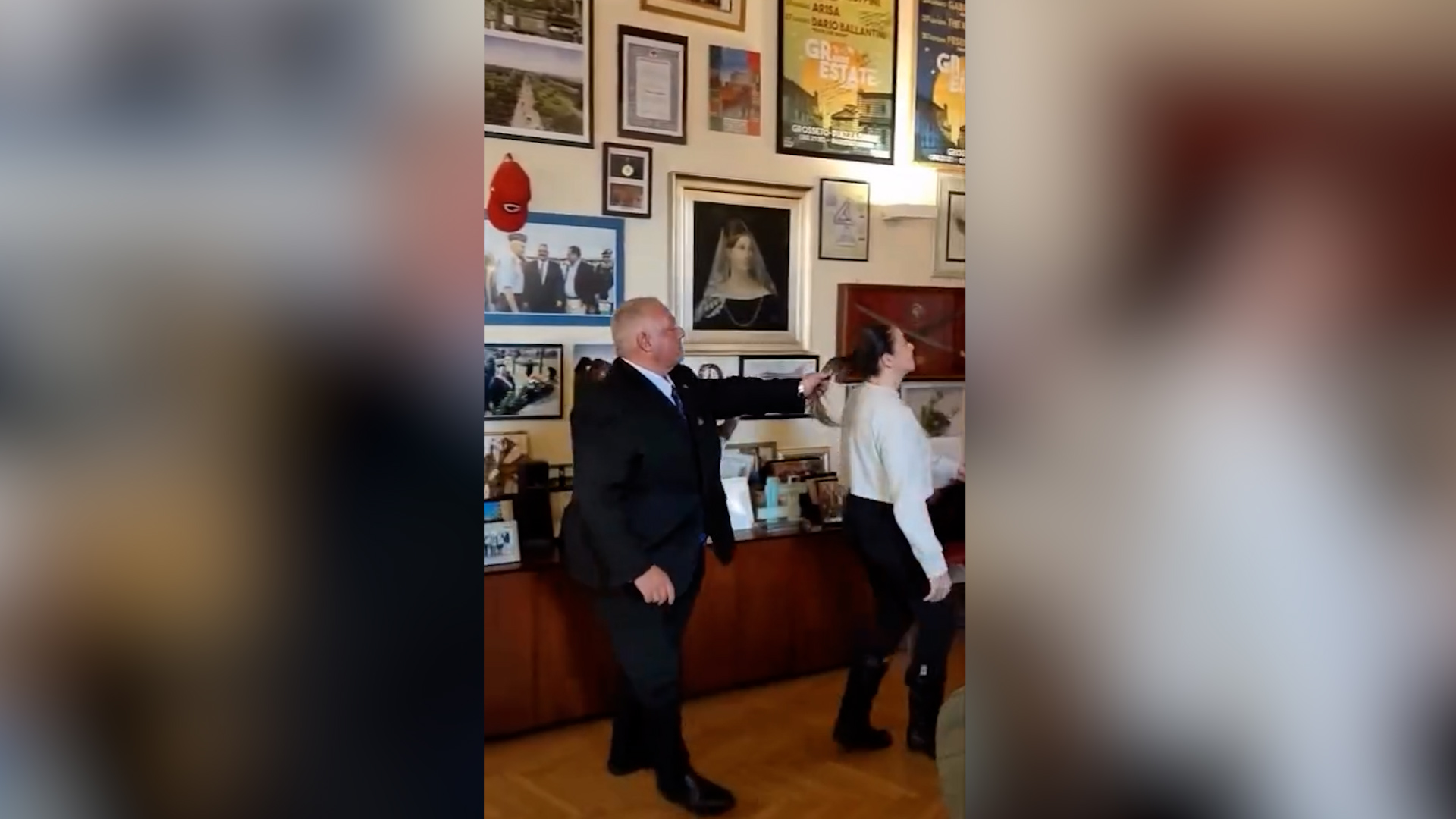 Il sindaco di Grosseto tira i capelli e tenta di aggredire una donna: ma è per finta. La singolare dimostrazione nell’ufficio del primo cittadino