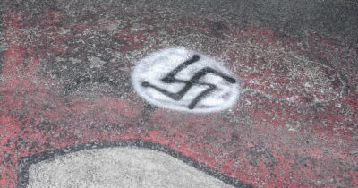 Copertina di La Guardia costiera Usa: “La svastica non è più un simbolo d’odio”, poi smentisce. Il Washington Post: “Retromarcia dopo il nostro articolo”