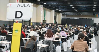 Copertina di Le foto sui social, i telefoni che squillano e gli smartwatch per copiare: “I casi sono numerosi, annullate il test di medicina”