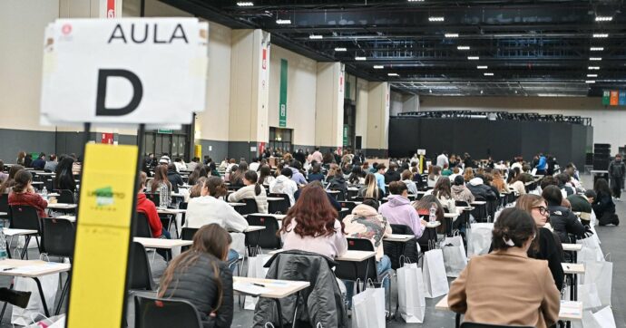 Le foto sui social, i telefoni che squillano e gli smartwatch per copiare: “I casi sono numerosi, annullate il test di medicina”