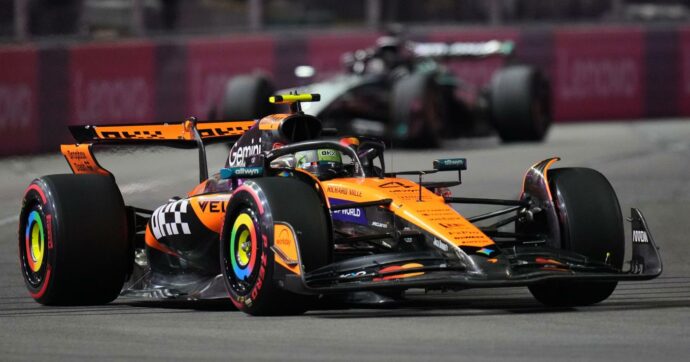 F1, Gp Las Vegas: Norris conquista la pole sul bagnato. Disastro Ferrari, Hamilton fuori già nel Q1 | La griglia di partenza