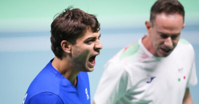 Copertina di “Mio fratello sta piangendo. La dedico a lui e a un amico, che spero possa tornare a giocare”: l’emozione di Cobolli dopo l’epica vittoria in Coppa Davis