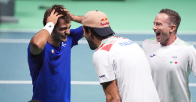 Copertina di Cobolli versione Hulk, l’abbraccio con Volandri, l’esultanza di Bove e le lacrime di Bergs: le foto della vittoria dell’Italia in semifinale di Coppa Davis