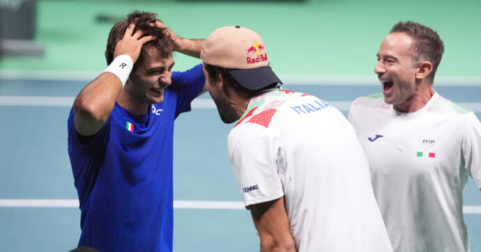 Cobolli versione Hulk, l’abbraccio con Volandri, l’esultanza di Bove e le lacrime di Bergs: le foto della vittoria dell’Italia in semifinale di Coppa Davis