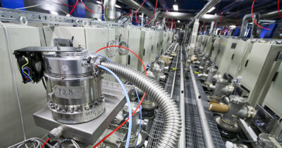 Copertina di Dall’astrofisico che insegna al liceo, all’ingegnere col contratto in scadenza: le storie dei precari dell’Infn. “La ricerca si fa con le persone e non con i muri”