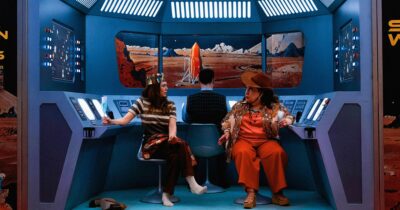 Copertina di Eternity, un valzer romantico nell’aldilà apre il Torino Film Festival con ironia e poesia