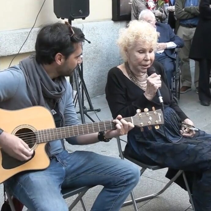 Ornella Vanoni, quando sorprese tutti il 25 aprile: improvvisa “Ma mi…” per strada e parla di giovani e antifascismo